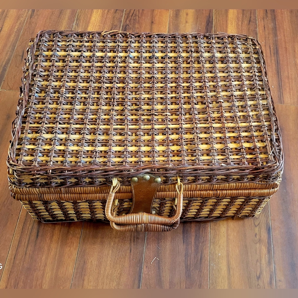VTG Brown Wicker Woven Lunch Picnic Basket Brown Leather Latch Case 18 x 12